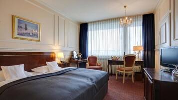 ملاءات للفراش لا تسبب الحساسية وخزنة داخل الغرفة ومكتب وستائر تعتيم