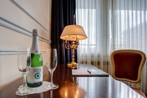 Hypo-allergenic bedding, in-room safe, desk, blackout drapes - Centro Hotel Bristol (Bonn)