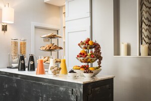 Café da manhã com buffet todos os dias (EUR 18 por pessoa) 