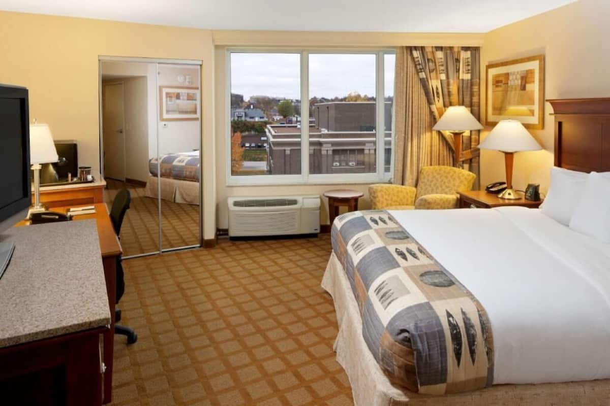 Premium bedding, down comforters, in-room safe, desk
