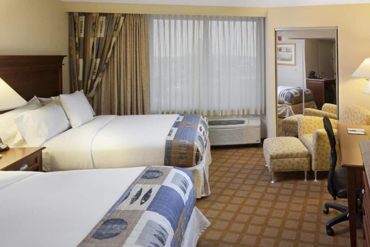 Premium bedding, down comforters, in-room safe, desk