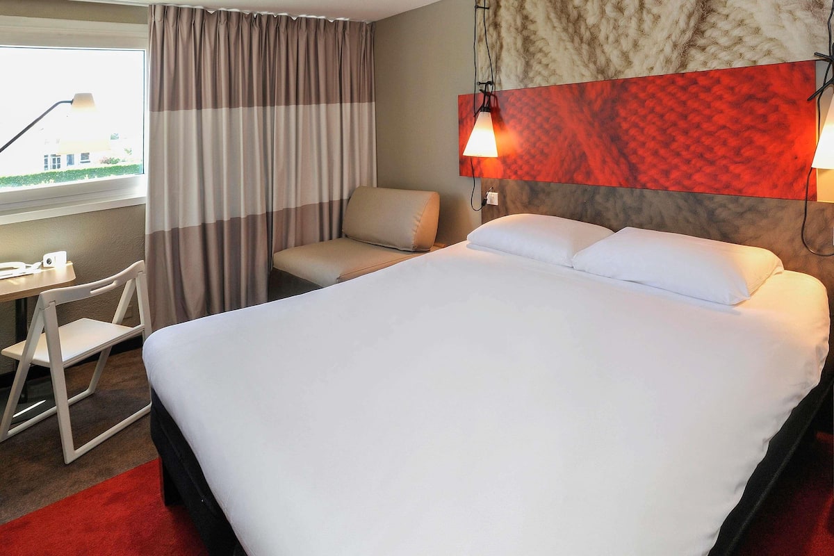 Triple Room, Multiple Beds | Desk, soundproofing, iron/ironing board, free cribs/infant beds