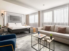 Escritorio, sistema de insonorización y tabla de planchar con plancha 