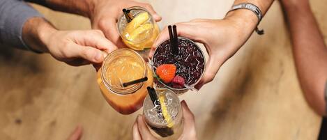 Un grupo de personas sosteniendo vasos con diferentes bebidas.