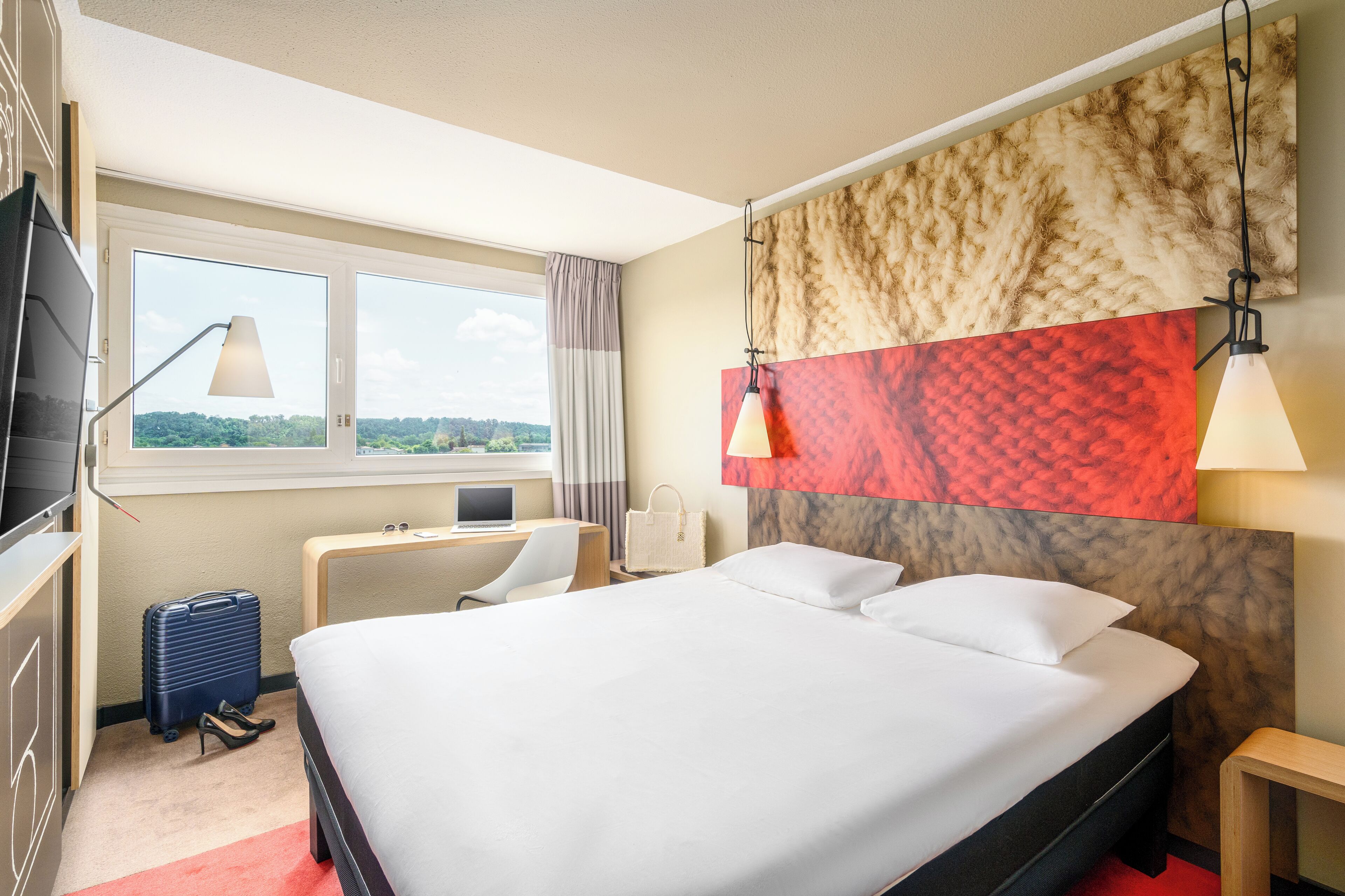 Family Room | Desk, soundproofing, iron/ironing board, free WiFi