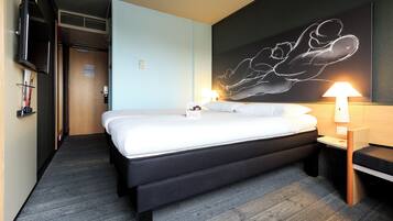 Desk, soundproofing, iron/ironing board, free WiFi