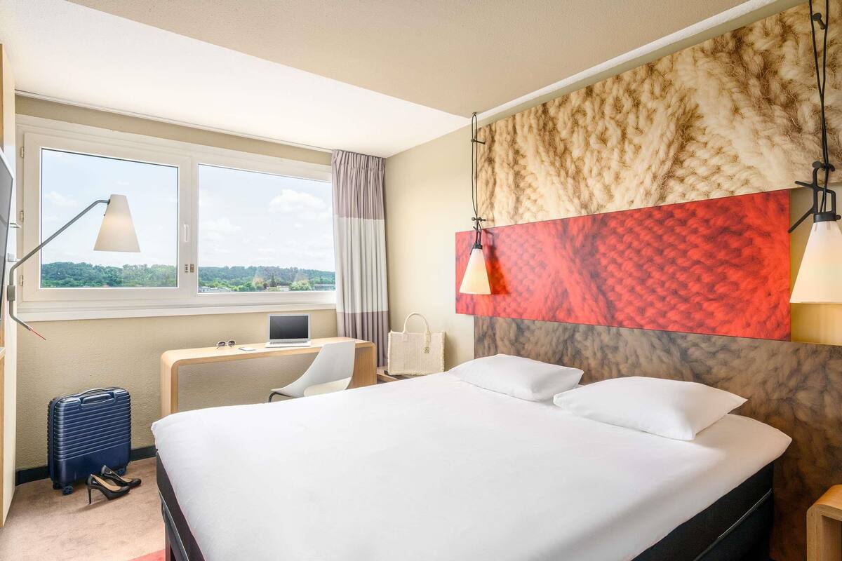 Standard Room, 1 Double Bed | Desk, soundproofing, iron/ironing board (on request), WiFi (free)