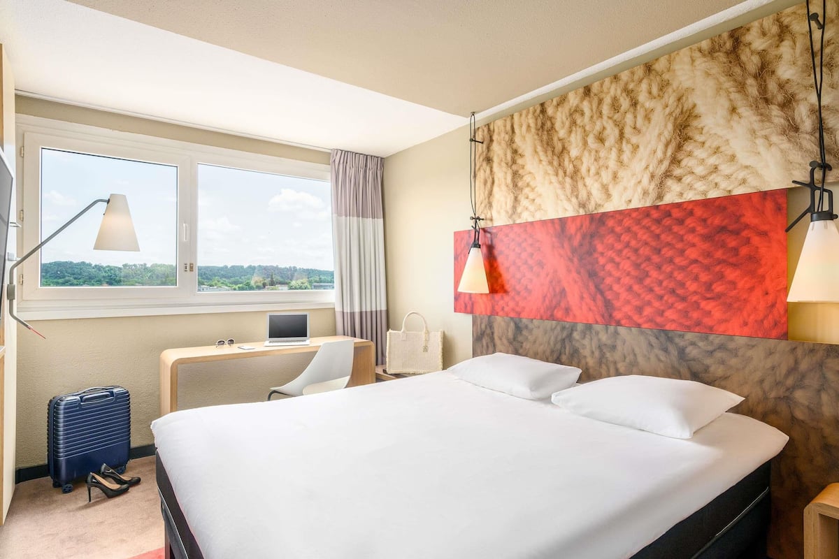 Habitación estándar, 1 cama matrimonial | Escritorio, insonorización y tabla de planchar con plancha