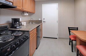 Quarto luxo, 2 camas Queen | Cozinha privada | Cafeteira/chaleira