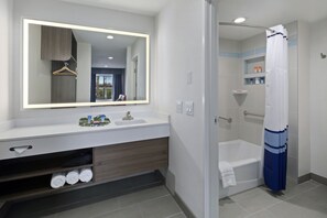 Quarto luxo, 2 camas Queen | Banheiro | Produtos de toalete grátis, secador de cabelo, toalhas de banho 