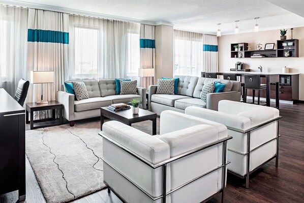 Suite, 1 cama King size y sofá cama, torre | Ropa de cama de alta calidad y caja de seguridad en la habitación 