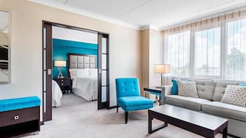 Suite, 2 lits doubles, non-fumeurs, dans la tour | Salle de séjour | Télévision à écran plat, films à la carte