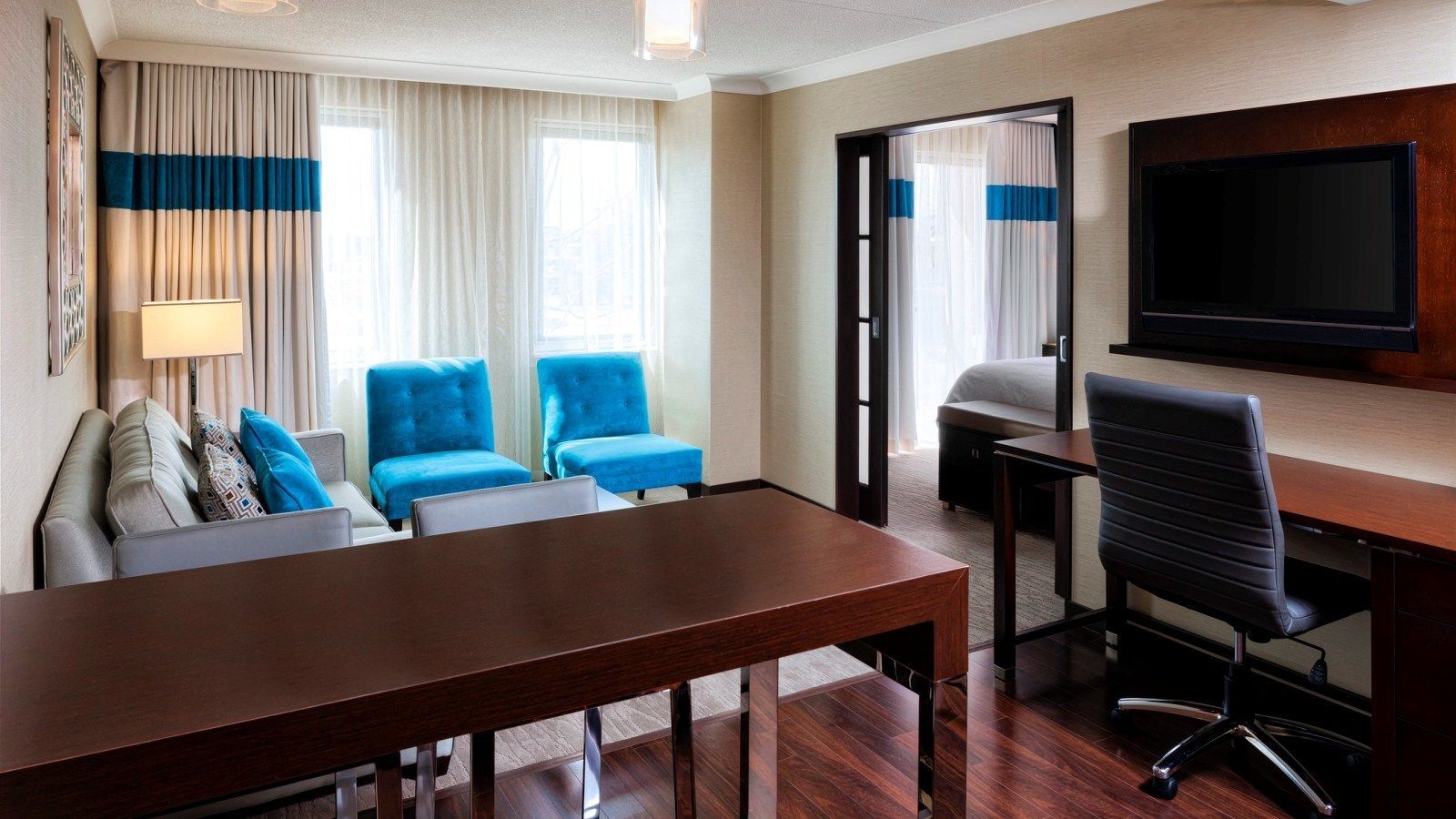 suite, 1 king bed, jetted tub | 1 bedroom, premium bedding, in-room safe, desk