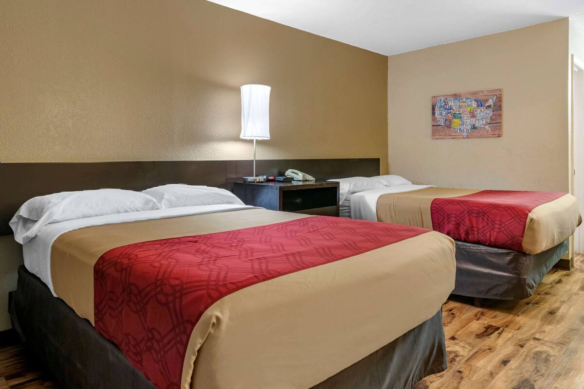 Desk, cribs (free), WiFi (free), bed sheets