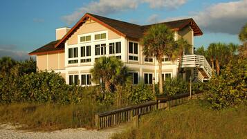 Plage, sable blanc, cabines (en supplément), chaises longues