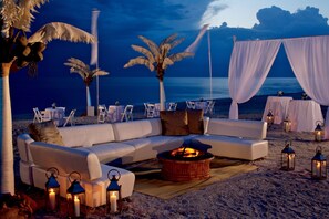 Aan het strand, wit zand, cabana's (toeslag), ligstoelen aan het strand