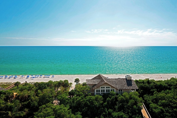 On the beach, white sand, beach cabanas, sun loungers - The Ritz-Carlton, Naples (Naples)