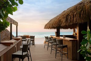 3 bars/lounges, poolside bar - The Ritz-Carlton, Naples (Naples)