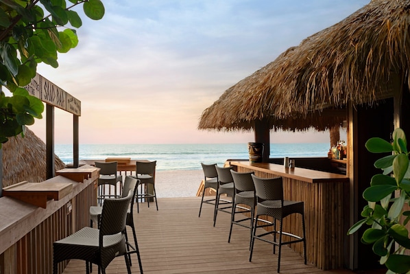 3 bares y bar junto a la piscina