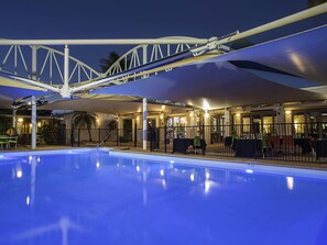 Una piscina al aire libre