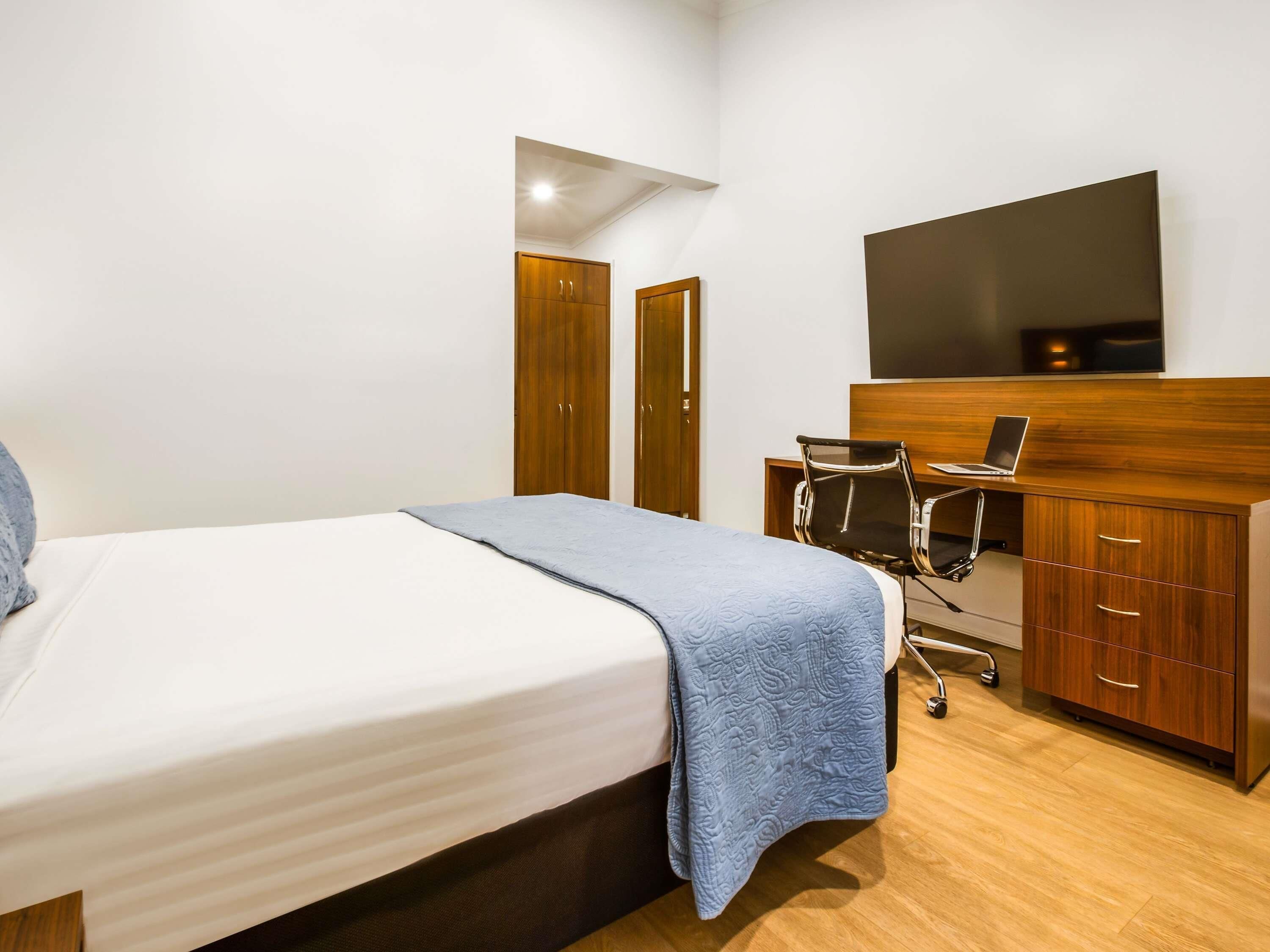 Executive Suite, 1 King Bed with Sofa bed | Minibar, desk, soundproofing, iron/ironing board