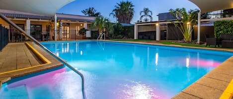 Una piscina al aire libre