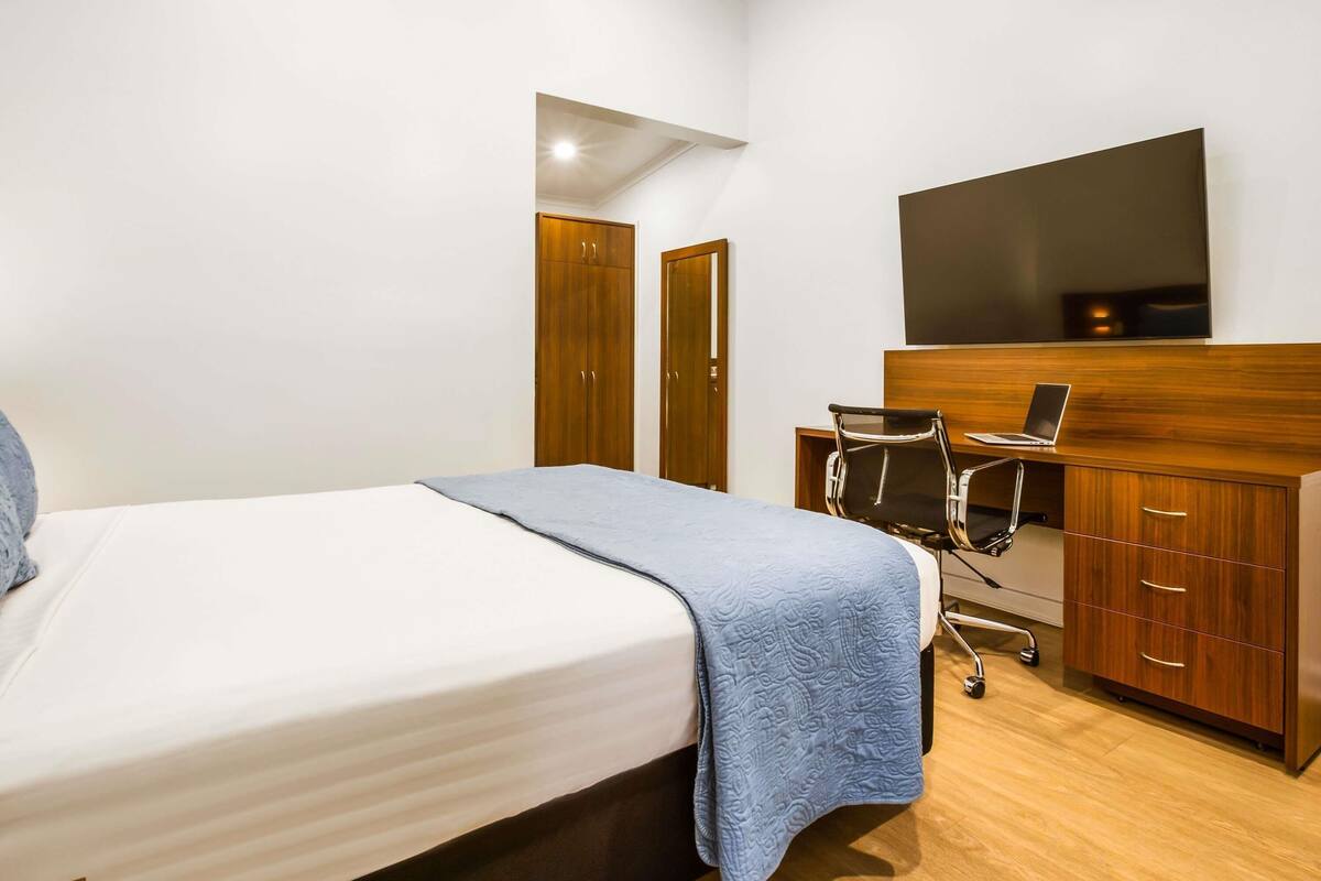 Standard Room, 1 Queen Bed | Minibar, desk, soundproofing, iron/ironing board