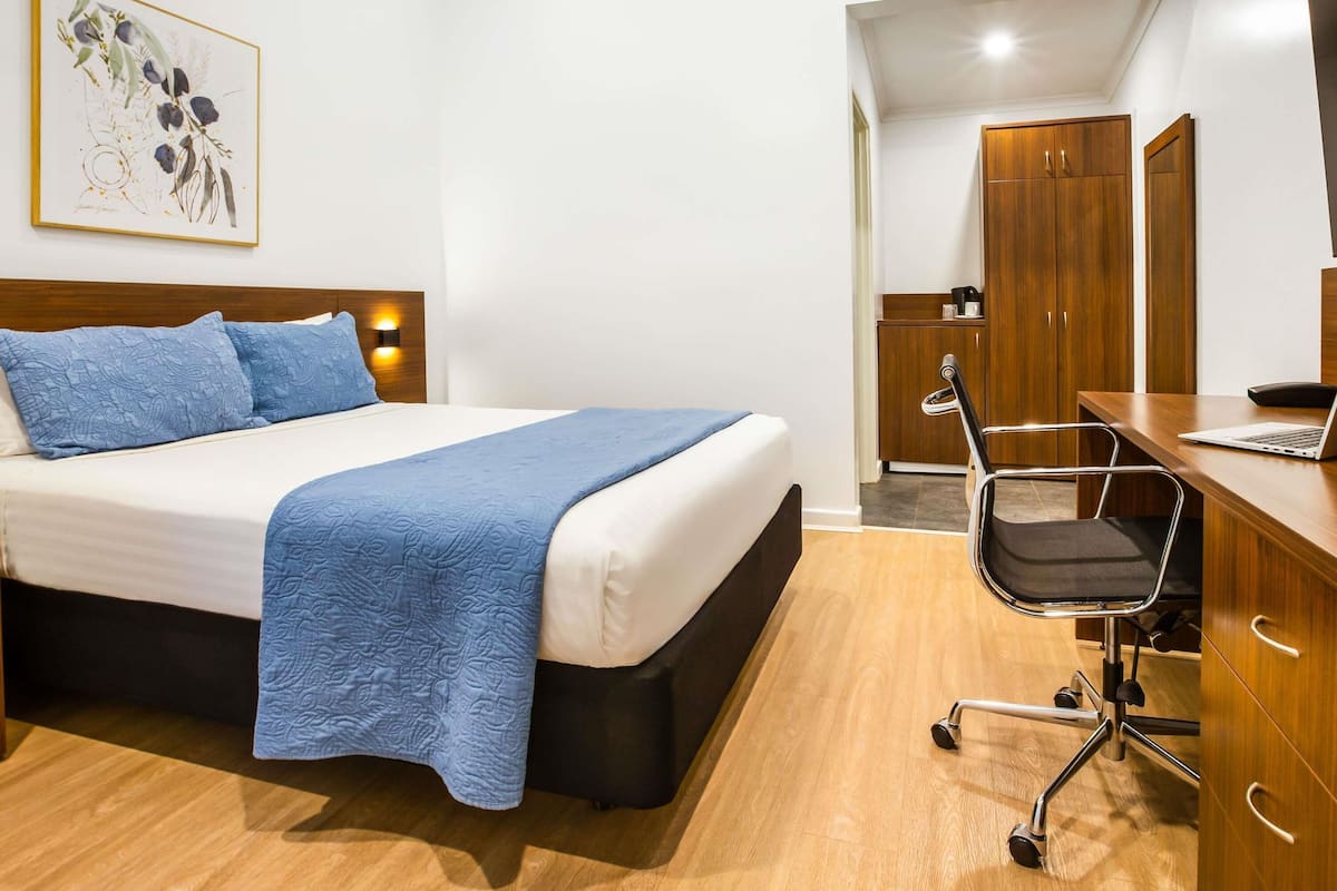 Standardzimmer, 1 Queen-Bett | Minibar, Schreibtisch, schallisolierte Zimmer, Bügeleisen/Bügelbrett