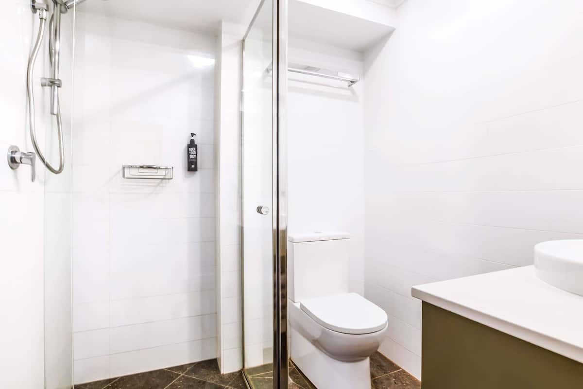 Minibar, desk, soundproofing, iron/ironing board