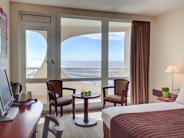 Junior Suite, 1 Double Bed with Sofa bed, Sea View | 1 bedroom, minibar, in-room safe, desk