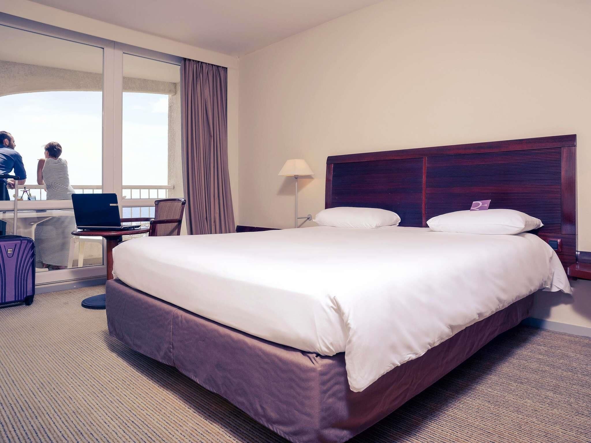 Kamar Klasik, 1 Tempat Tidur Double, pemandangan laut | Minibar, brankas, meja kerja, dan tirai kedap cahaya