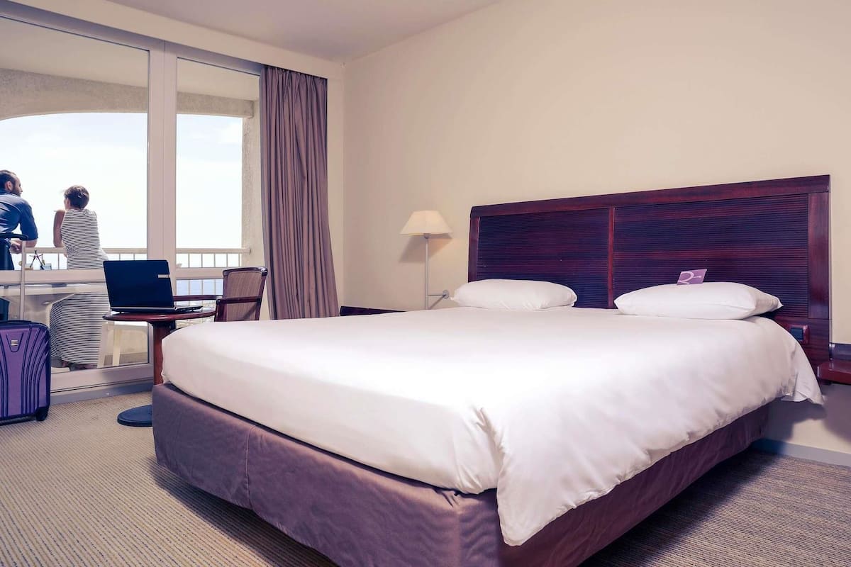 Classic Room, 1 Double Bed, Sea View | Minibar, in-room safe, desk, blackout drapes