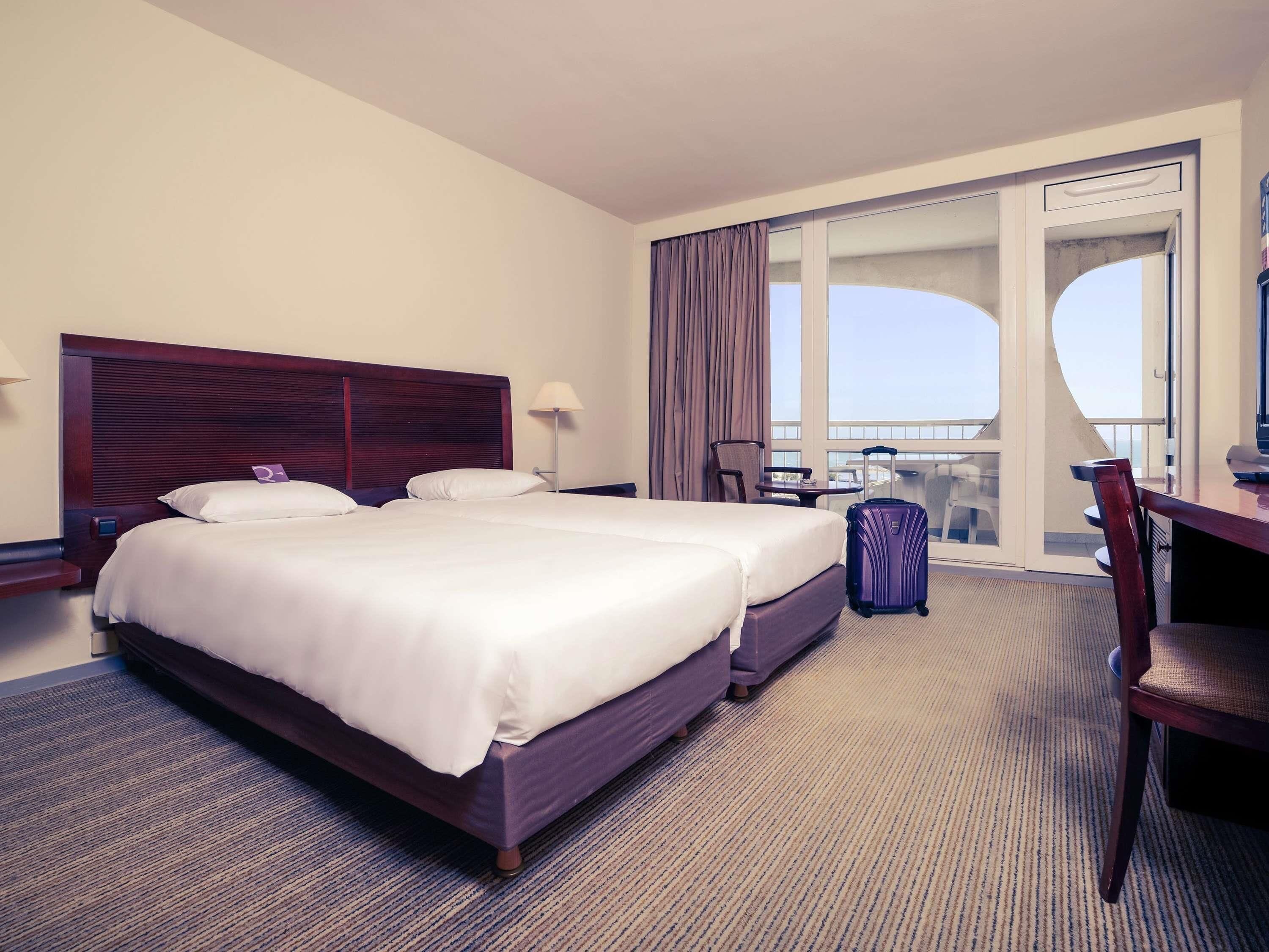 经典双床房, 2 张单人床, 海景 | 迷你吧、客房内保险箱、办公桌、遮光窗帘