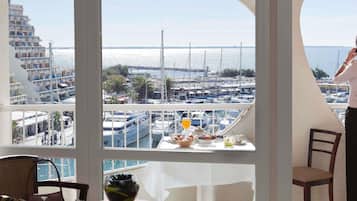 1 camera, minibar, una cassaforte in camera, una scrivania