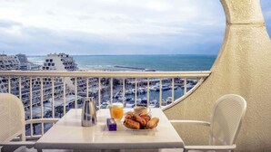 A balcony with a table set for breakfast, overlooking a marina and the sea. - Mercure Grande Motte Port (La Grande-Motte)