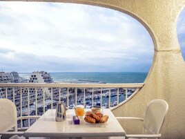 Minibar, coffres-forts dans les chambres, bureau, rideaux occultants