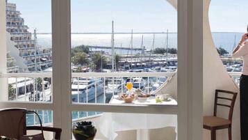 Klassieke kamer, 1 tweepersoonsbed, uitzicht op zee | Een minibar, een kluis op de kamer, een bureau, verduisterende gordijnen