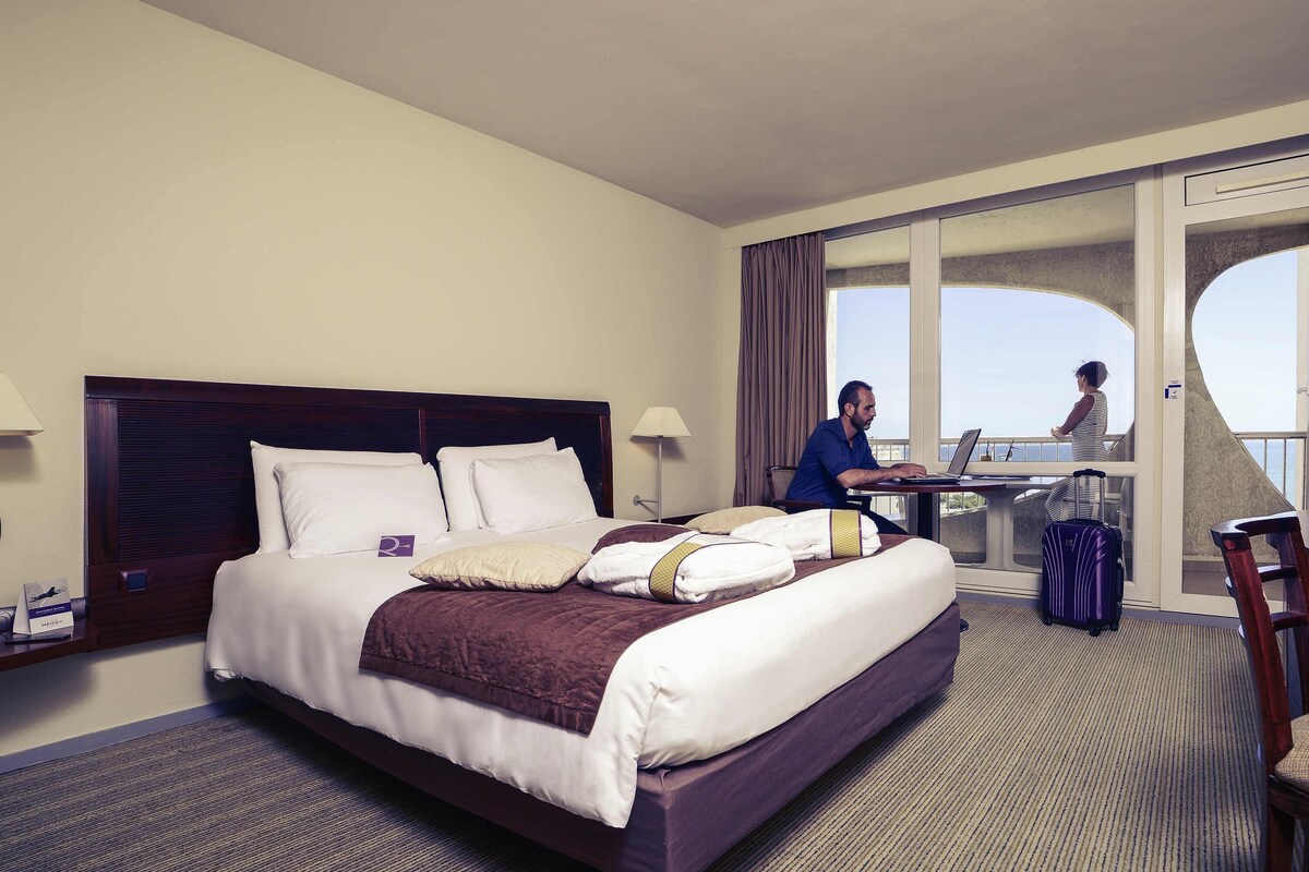 Junior Suite, 1 Double Bed with Sofa bed, Sea View | Minibar, in-room safe, desk, blackout drapes