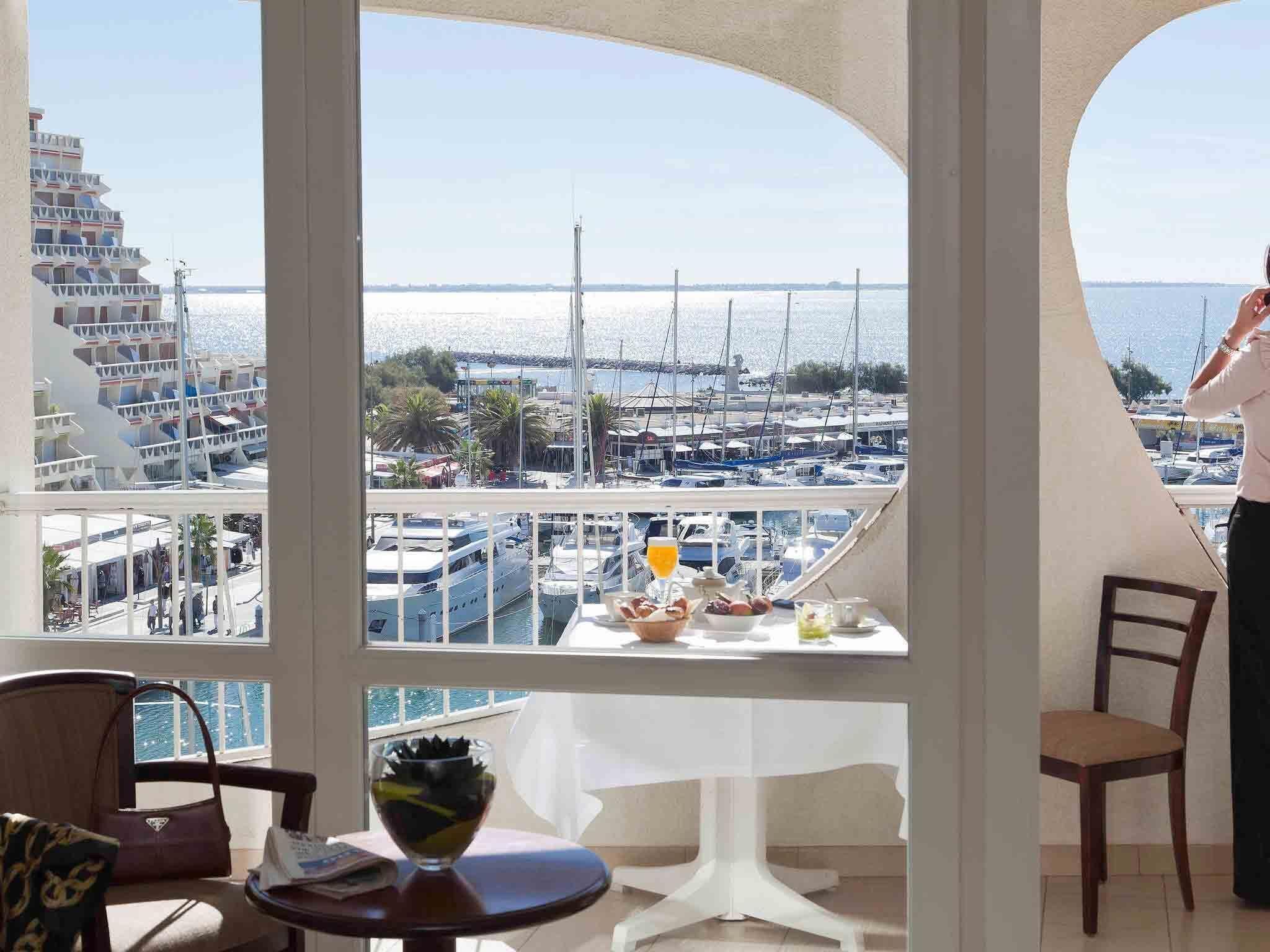 Classic Room, 1 Double Bed, Sea View | Minibar, in-room safe, desk, blackout drapes