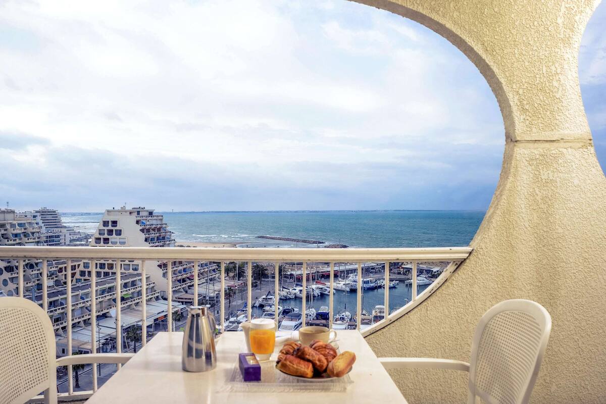 Classic Twin Room, 2 Single Beds, Sea View | 1 bedroom, minibar, in-room safe, desk
