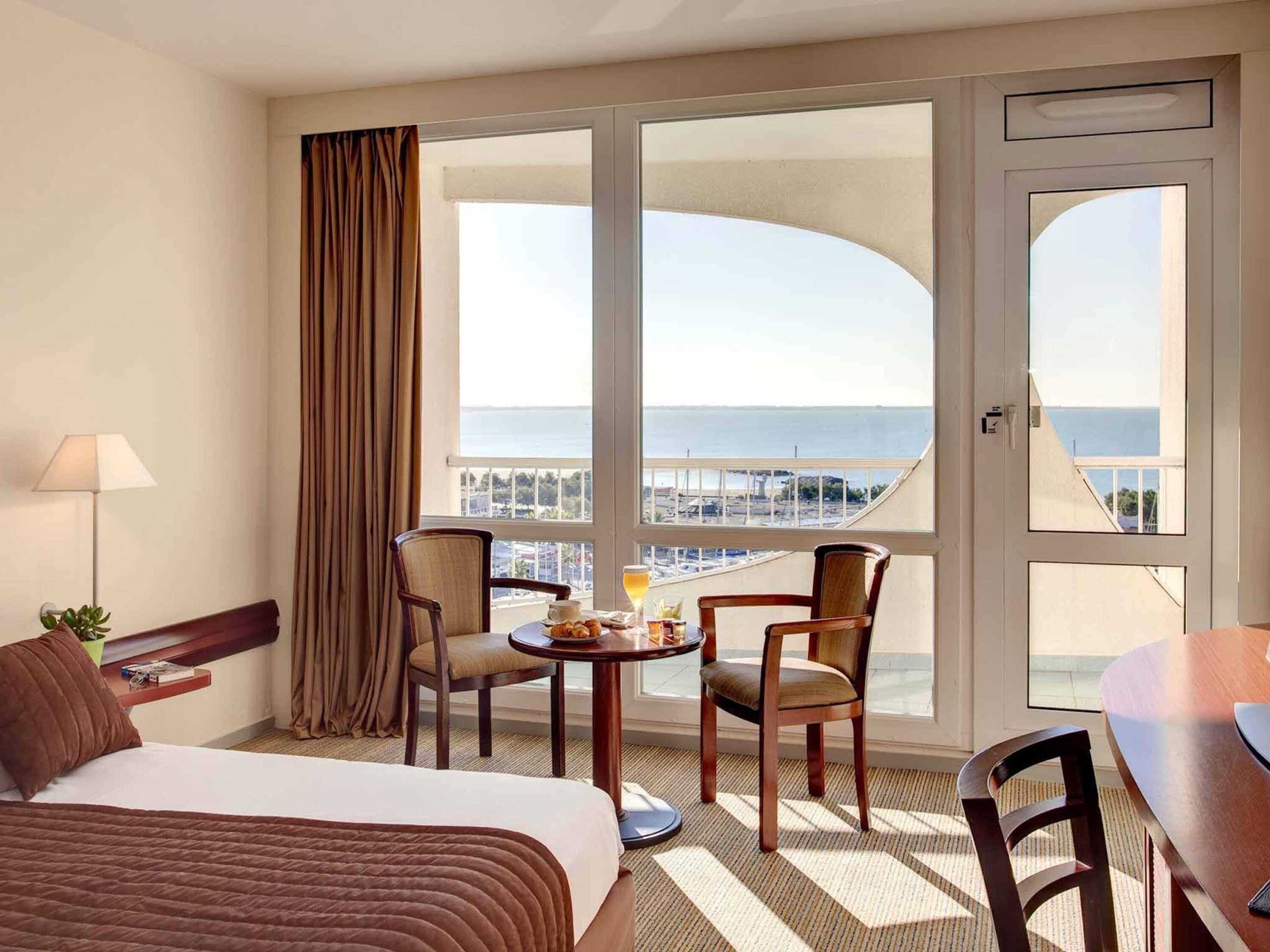 Klassieke kamer, 1 tweepersoonsbed, uitzicht op zee | Een minibar, een kluis op de kamer, een bureau, verduisterende gordijnen