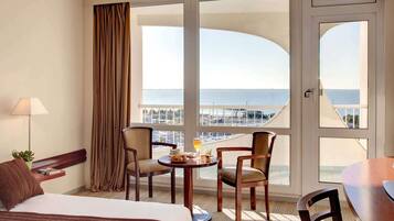 Klassieke kamer, 1 tweepersoonsbed, uitzicht op zee | Een minibar, een kluis op de kamer, een bureau, verduisterende gordijnen