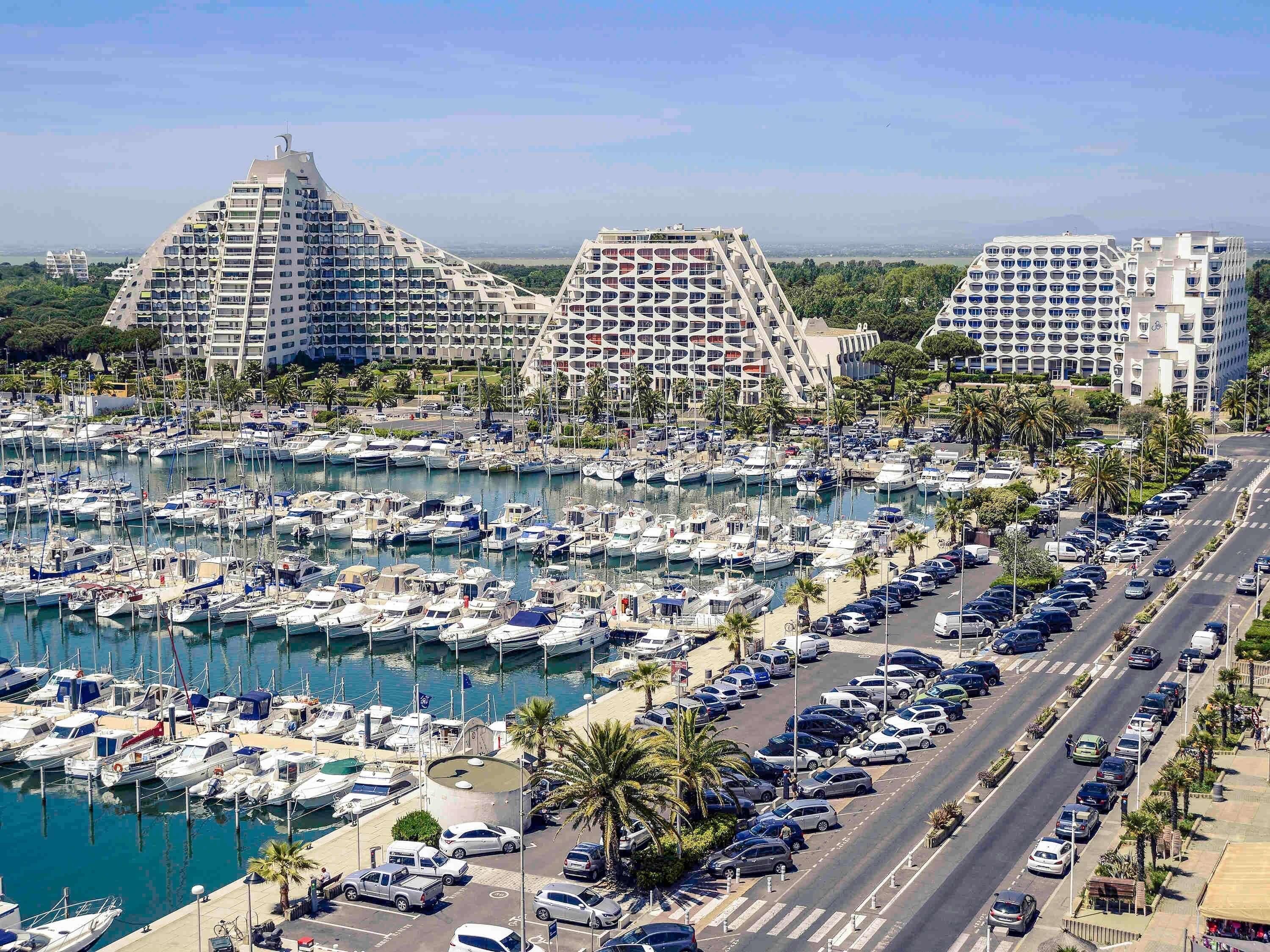 Habitación clásica con 2 camas individuales, 2 camas individuales, vista al mar | Minibar, caja de seguridad en la habitación y escritorio 