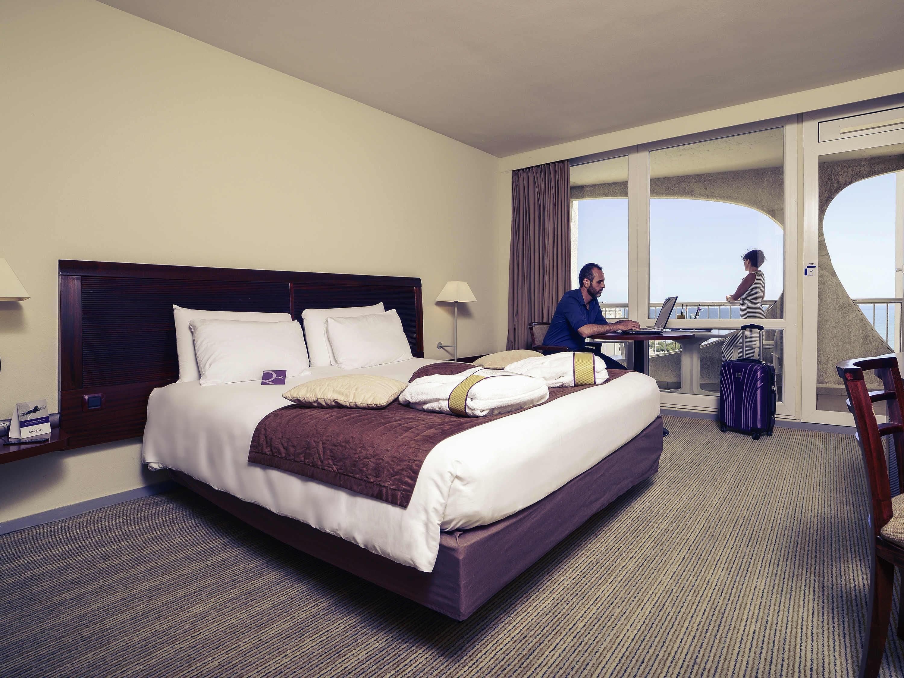 Suite Junior, 1 Tempat Tidur Double dengan tempat tidur Sofa, pemandangan laut | Minibar, brankas, meja kerja, dan tirai kedap cahaya