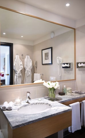 Suite Junior | Literie de qualité supérieure, minibar, coffres-forts dans les chambres