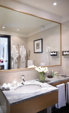 Junior Suite | Bathroom | Combined shower/tub, free toiletries, hair dryer, bidet - Starhotels Tourist (Milan)