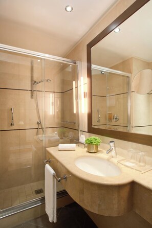 Combined shower/tub, free toiletries, hair dryer, bidet - Starhotels Tourist (Milan)