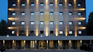 Un bâtiment de la chaîne StarHotels, doté d’une architecture moderne, avec une enseigne bien visible sur le toit et des fenêtres régulièrement espacées.