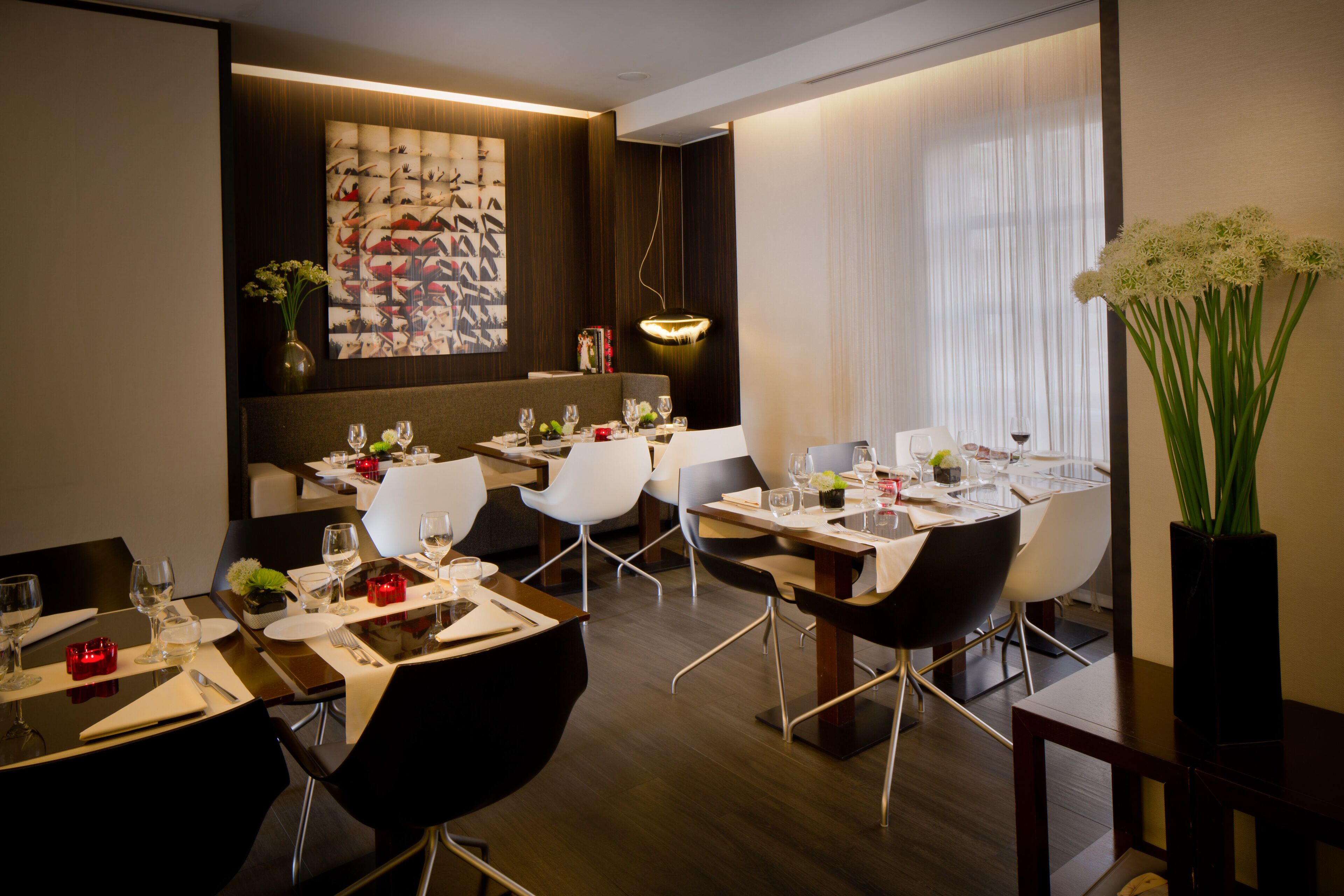 Breakfast, lunch, dinner served; international cuisine 