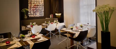 Serveert ontbijt, lunch, diner, internationale gerechten